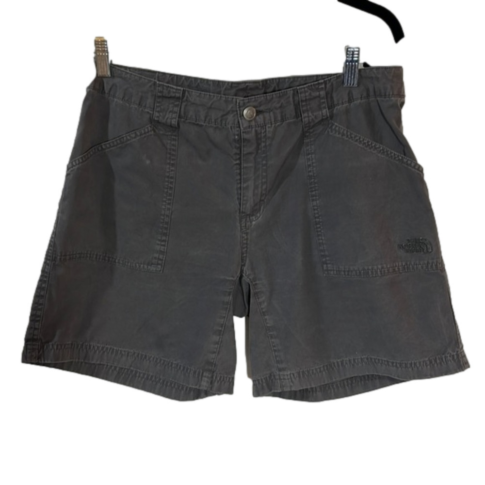 𝅺THE North Face gray shorts, size Large, in good condition.